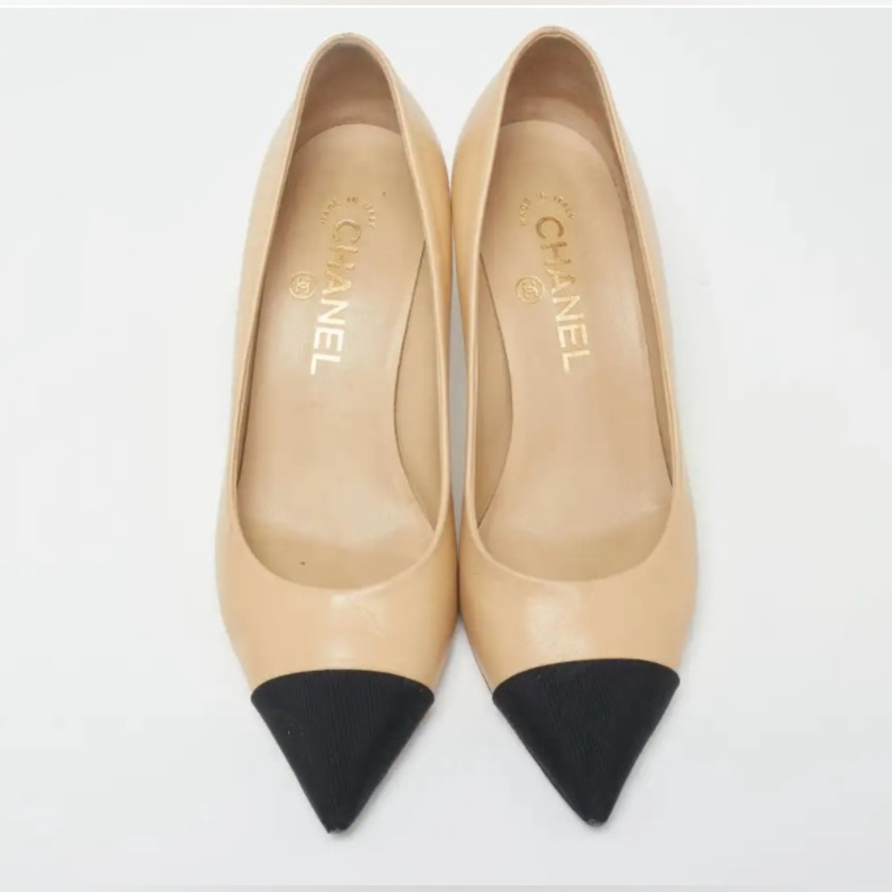 Chanel Black/Beige Leather and Grosgrain 2.5 inch Pumps.Size 38.5. $600